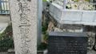 幼稚園の門前に