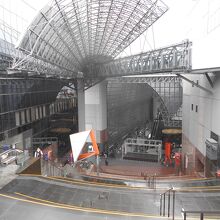 近代的なイメージの巨大ビルです。