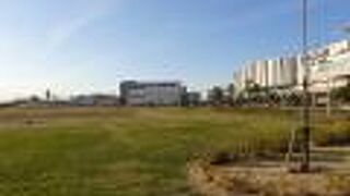 イオンモールに囲まれた広い公園