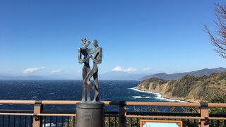 長い遊歩道を頑張って歩くと恋人岬に到着