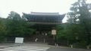 どっしりとした山門