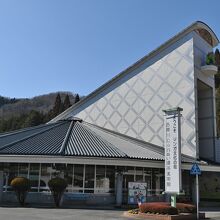 ひなびた町に近未来的な建築