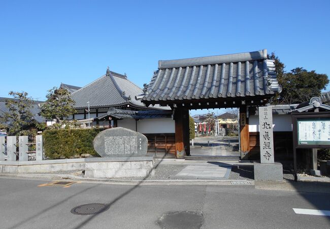 長岡宮内裏内郭回廊跡前の日蓮宗寺院