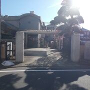 円通寺坂の坂下にあります。