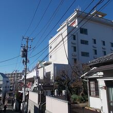 右手の建物が寺です。