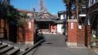 須賀神社の丘下にあります。