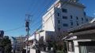 観音坂の途中にあります。