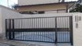 観音坂の途中にあります。