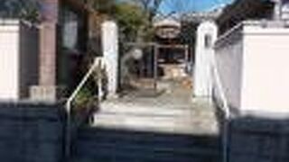 観音坂の途中にあります。