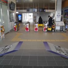 トリックアートっぽくなってる桑名の改札。