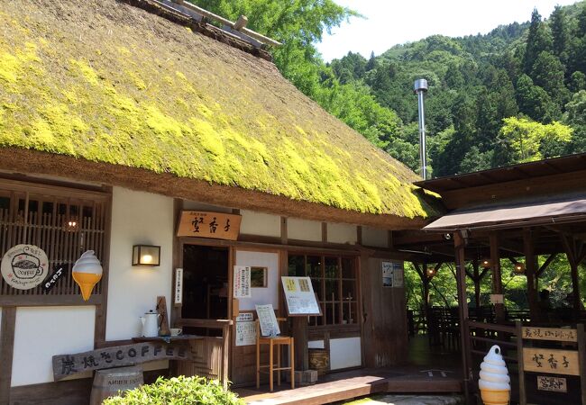 茅葺屋根のカフェー