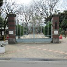 煉瓦造りの「旧正門」、蚕糸試験場時代のものとのことです