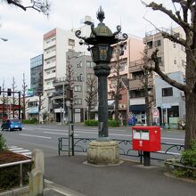 振り返ると、これもレトロな街灯