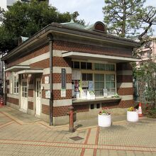 門を入って右手には蚕糸試験場時代の「旧守衛所」