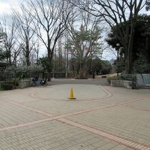 そのまま進むと、右手には…