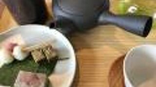 おいしい日本茶があるがあまり落ち着かない