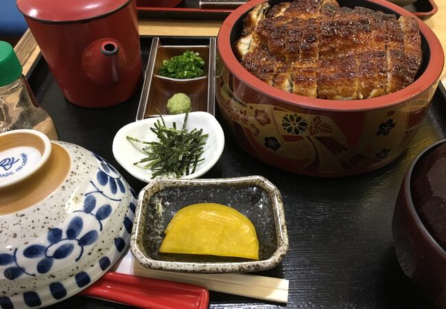 名古屋飯を一箇所で！ひつまぶしに手羽先と味噌カツと海老ふらい