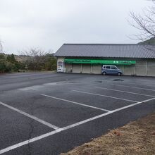 この食堂の裏手にあります