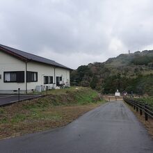 食堂裏手の道の突き当たりにあります