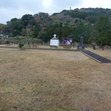 広い芝生の広場の正面に石碑が見えます