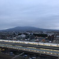 早朝、富士山には雲がかかています