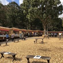 広場に並ぶ湯河原の名産品