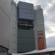 町田駅前のツインのショッピングビル。