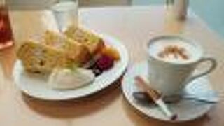 箱根登山電車を見ながらおいしいシフォンケーキ。