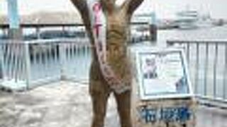 石垣島離島ターミナルの桟橋の前に石垣島出身の具志堅用高像があります
