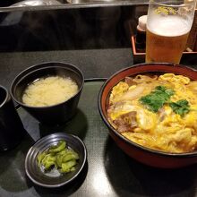 牛とじ丼とビールで約1000円とコスパよしです。