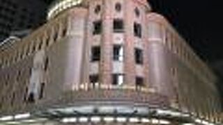 日本統治時代に「明治座」とという映画館、劇場として建てられた建築物