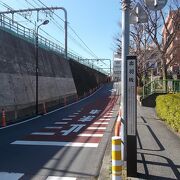 JR総武線信濃町駅に登り坂です。