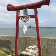 海中道路を抜けて最初の島。海沿いの道路からの眺めがよい。