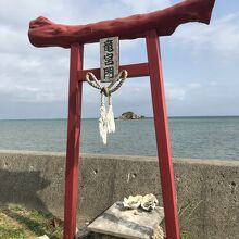 海沿いの道路端には、鳥居がありました。