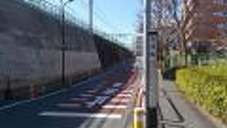 JR総武線信濃町駅に登り坂です。