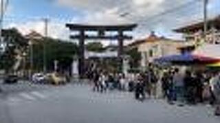 崖の上にある！