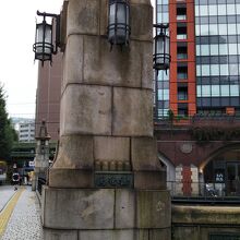 アールデコ調の親柱が雰囲気があり素敵です