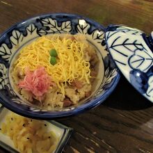 鶏めしはしょうゆ味の炊き込みご飯で彩りも綺麗