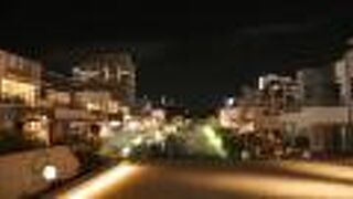 道路の真ん中にのびる憩いのスポット