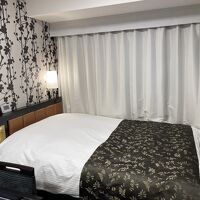 ダブルベットがあるだけの部屋だがアパ比広めの部屋
