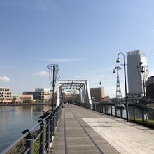 汽車道の上に建設中にロープウェイ