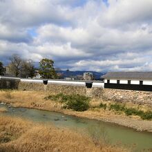 球磨川沿いの石垣