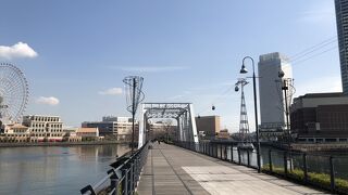 汽車道に沿って、ロープウェイを建設中