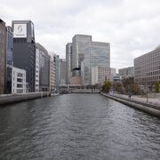 中之島の南側を流れる大阪市内中心部の川でした。