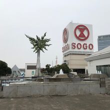 中央に太陽のモニュメントがある