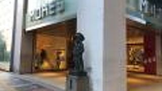 横浜モアーズの正面入口にある