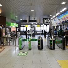 新津駅の改札前には、コンビニがあり便利です。