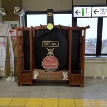 新津駅には、SLばんえつ物語の模型があります。