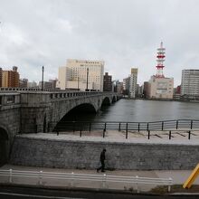 信濃川に架かる萬代橋