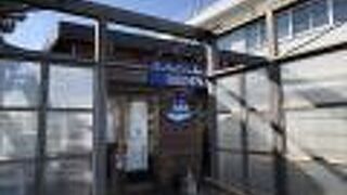 大磯漁港の中にある